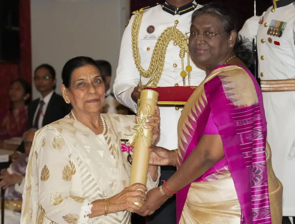 nirmal rishi receiving padma shri from Droupadi Murmu